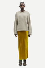 Cargar imagen en el visor de la galería, Falda satinada Mostaza
