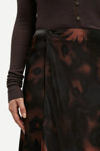 Cargar imagen en el visor de la galería, Falda Satina flores marrones